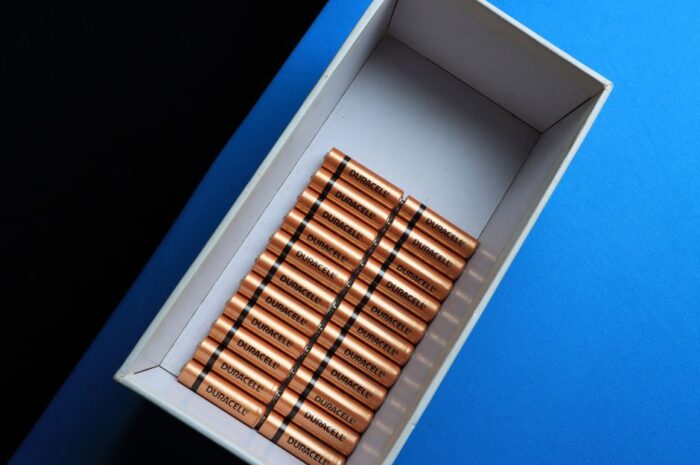 Een industriële batterijopslag installatie met zonnepanelen op het dak, die energie efficiënt beheert.